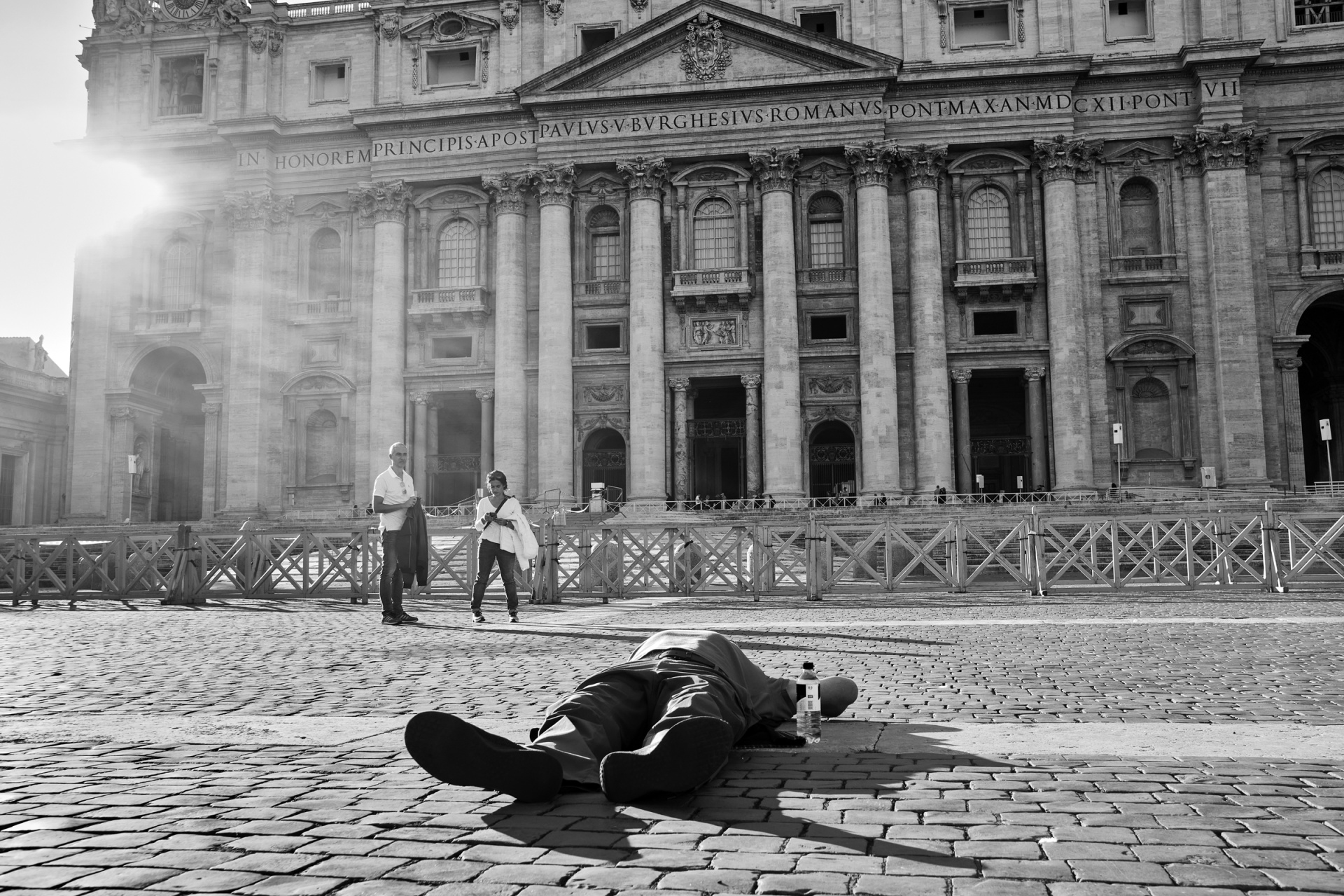 Kaputmundi, Rome, and its decedence, Decadenza di Roma, il surreale di ogni giorno.